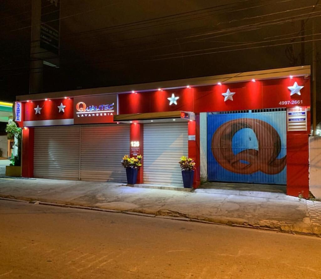 fachada em ACM com iluminação