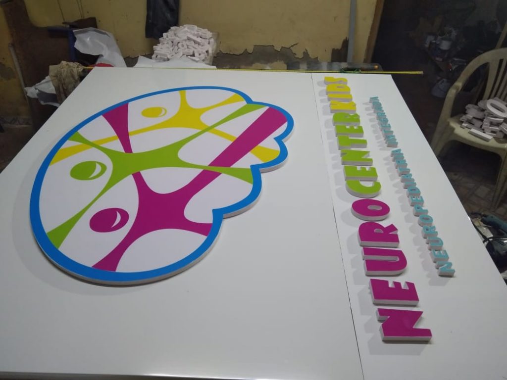 logo com letras expandidas