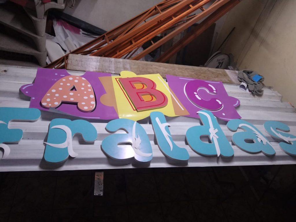 letras em PVC expandido