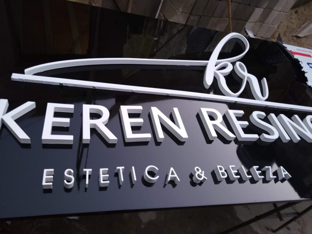 fachada ACM e logo com letras caixa